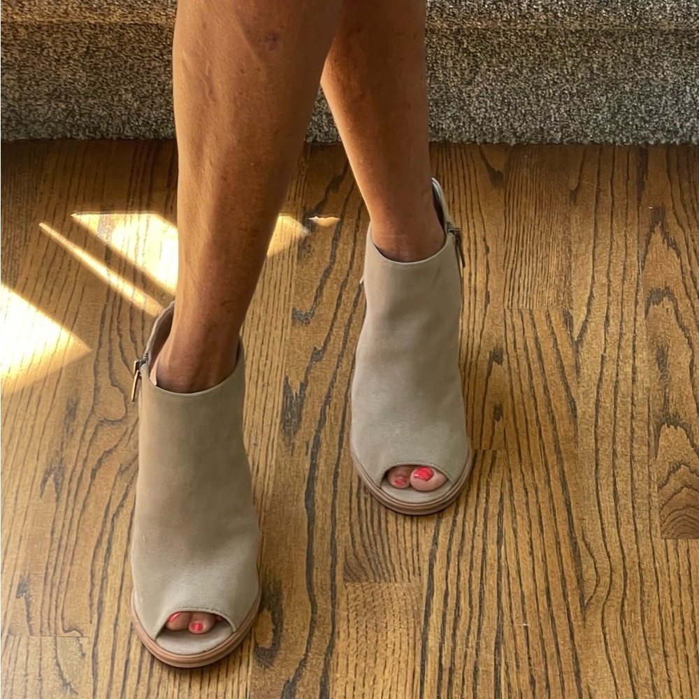 Vince Camuto size 7 suede shoes with tassle